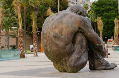 CARTAGENA, SPAIN - 12 SEPTEMBER 2022 Bronz heykel, çıplak ve yardıma muhtaç bir adam figürünü temsil ediyor.
