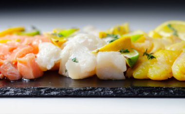 Balık turtası, çiğ derisiz ve kemiksiz morina balığı, füme mezgit ve somon balığı, deniz balığı.