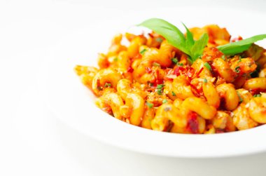 Baharatlı domates ve jalapeno sosuyla pişirilmiş tavuk göğsü ve biberli selentani makarna.