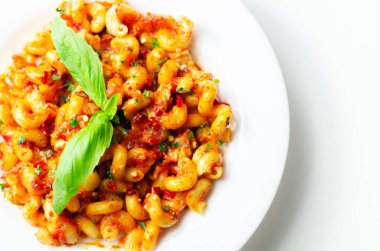 Baharatlı domates ve jalapeno sosuyla pişirilmiş tavuk göğsü ve biberli selentani makarna.