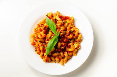 Baharatlı domates ve jalapeno sosuyla pişirilmiş tavuk göğsü ve biberli selentani makarna.