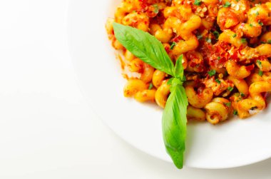 Baharatlı domates ve jalapeno sosuyla pişirilmiş tavuk göğsü ve biberli selentani makarna.