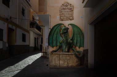 SOPORTUJAR, SPAIN - 16 Mayıs 2022 Çeşme bir ejderha şeklindedir ve su çok tuhaf bir yerden akar. Sularının verimliliği arttırdığı söylenir. Cadıların uzak dağlardaki kasabasında turistik bir eğlence.