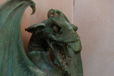 SOPORTUJAR, SPAIN - 16 Mayıs 2022 Çeşme bir ejderha şeklindedir ve su çok tuhaf bir yerden akar. Sularının verimliliği arttırdığı söylenir. Cadıların uzak dağlardaki kasabasında turistik bir eğlence.