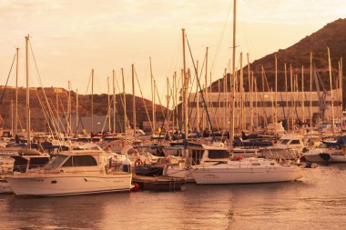 CARTAGENA, SPAIN - 11 Eylül 2022 Murcia bölgesindeki Cartagena şehrinin ünlü limanı, deniz sanayisinin yanı sıra dinlenme yeri