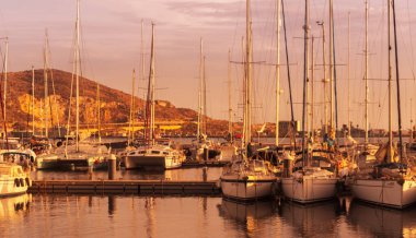 CARTAGENA, SPAIN - 11 Eylül 2022 Murcia bölgesindeki Cartagena şehrinin ünlü limanı, deniz sanayisinin yanı sıra dinlenme yeri