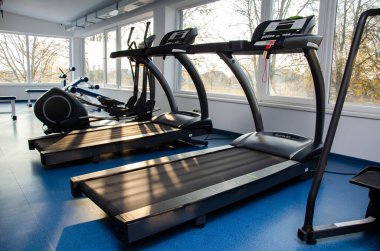 Dambıl, salonda dambıl. Fitness için spor salonu. Spor salonunda egzersiz aletleri..
