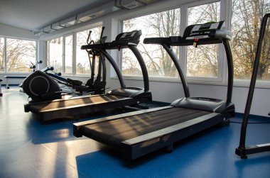 Dambıl, salonda dambıl. Fitness için spor salonu. Spor salonunda egzersiz aletleri..