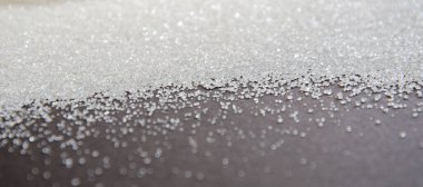 Siyah arkaplanda şeker. Şeker kristalleri kapanıyor. Siyah arka plan. granüle şeker.