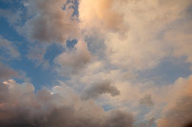 dramatik bulutlar. Çok güzel bulutlar. fantastik sarı-kahverengi bulutlar manzarası.