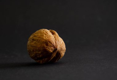 Siyah arka planda ceviz yakın plan