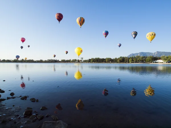 Ballongutstilling – stockfoto