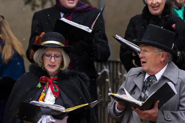 Holiday carolers — Stock Photo, Image