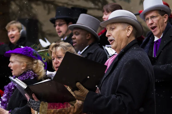 Holiday carolers — Stock Photo, Image