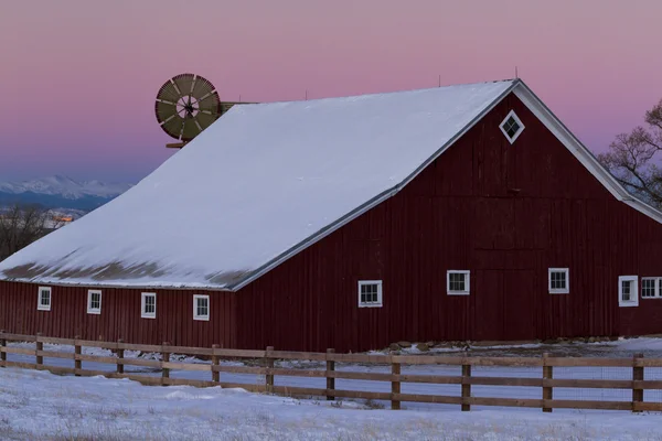 Stará červená stodola — Stock fotografie