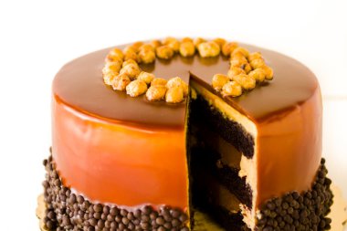 çikolata, fındık ve karamelli pasta