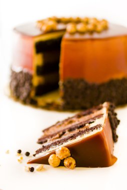 çikolata, fındık ve karamelli pasta