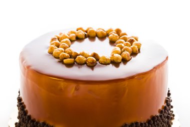 çikolata, fındık ve karamelli pasta