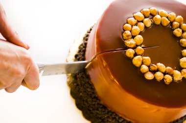 çikolata, fındık ve karamelli pasta