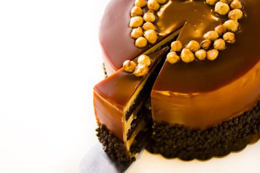 çikolata, fındık ve karamelli pasta