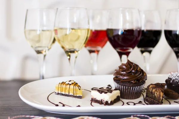 Wine and chocolate — Stock Photo, Image