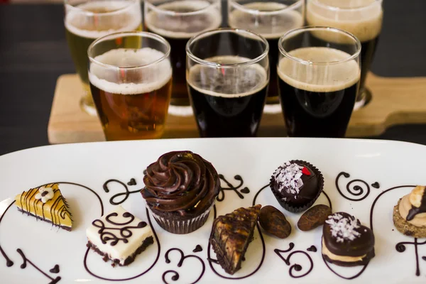 Beer and chocolate — Stock Photo, Image