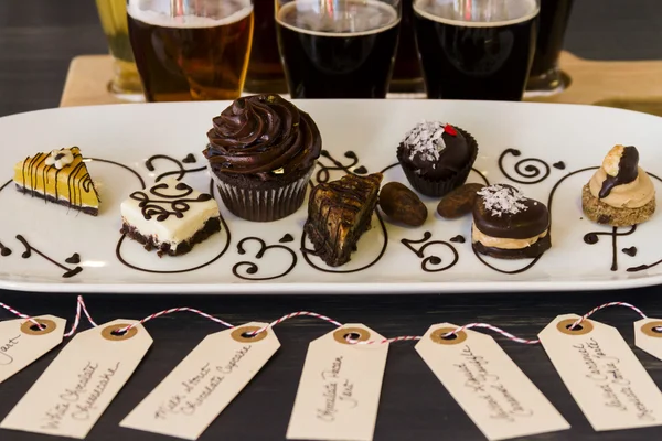 Cerveza y chocolate — Foto de Stock