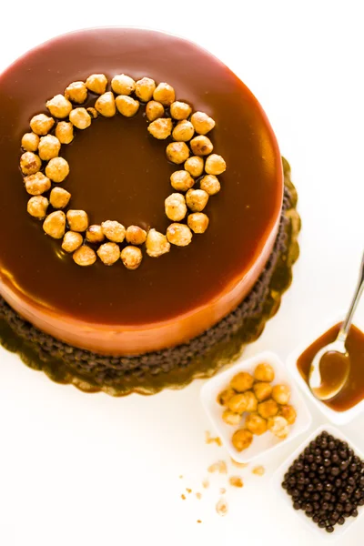 Шоколад, орех и карамельный торт — стоковое фото