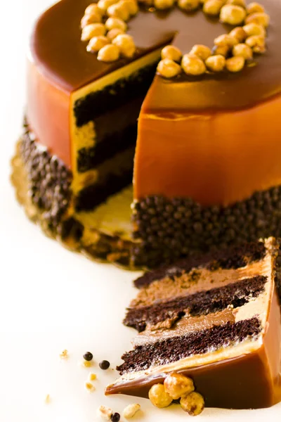 Schokolade, Haselnuss und Karamellkuchen — Stockfoto