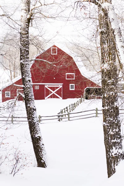 Red barn — Stock Photo, Image