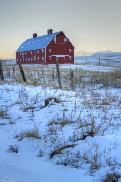 Red barn — Stock Photo, Image