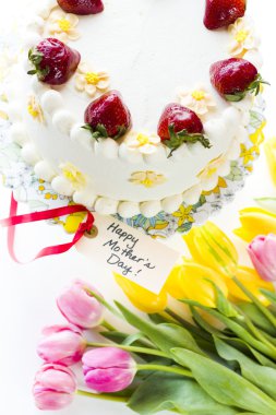 Çilekli limonlu çikolata torte
