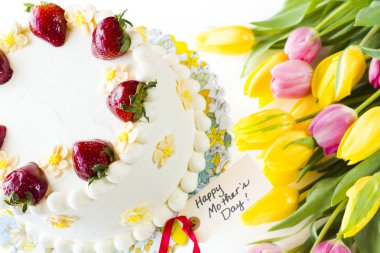 Çilekli limonlu çikolata torte