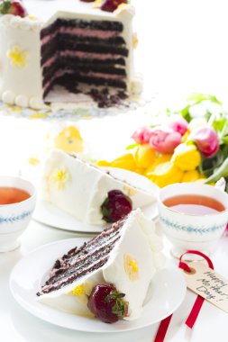 Çilekli limonlu çikolata torte