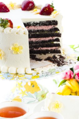 Çilekli limonlu çikolata torte