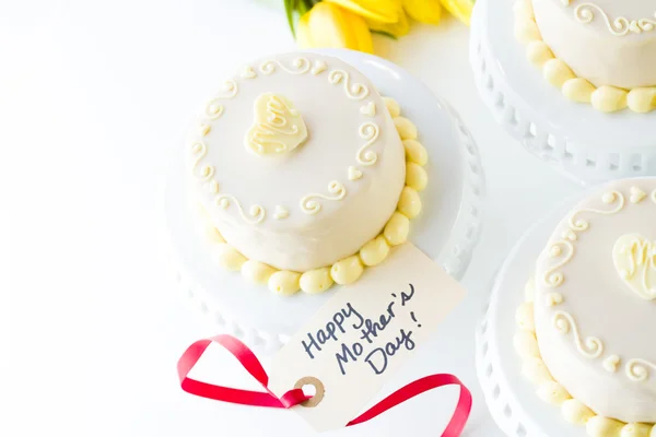 ラベンダーの白いチョコレート蜂蜜ケーキ — ストック写真