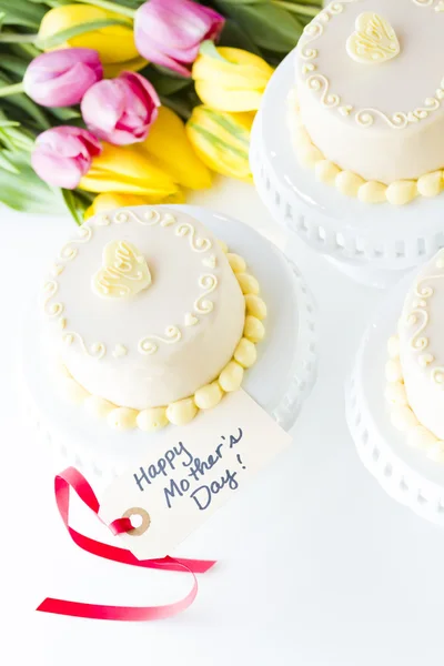 Bolo de lavanda de mel de chocolate branco — Fotografia de Stock