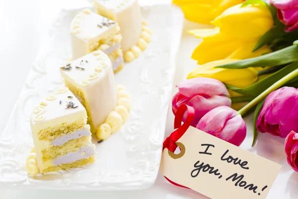 Bolo de lavanda de mel de chocolate branco — Fotografia de Stock