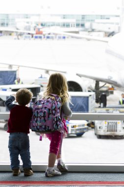 uçuş için bekliyor