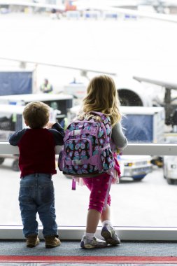 uçuş için bekliyor