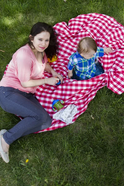 Famiglia giovane — Foto Stock