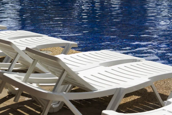 Zwembad stoelen — Stockfoto