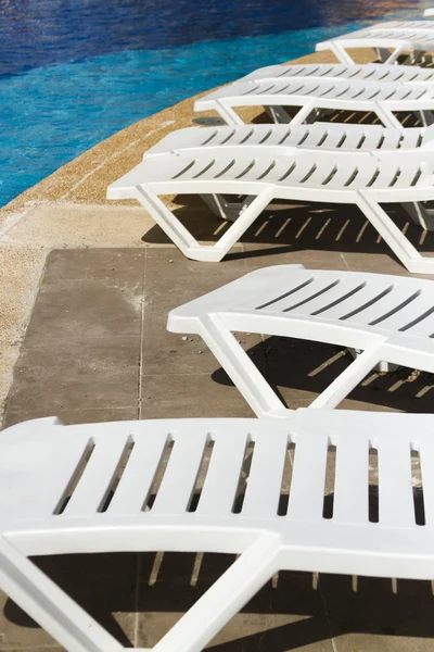 Zwembad stoelen — Stockfoto