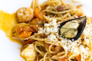 Spagetti marina deniz ürünleri ile