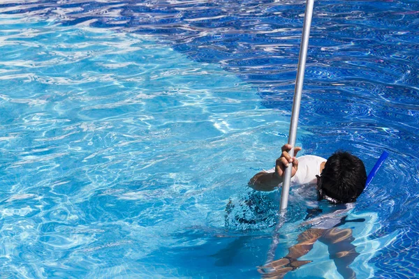 Limpeza da piscina — Fotografia de Stock