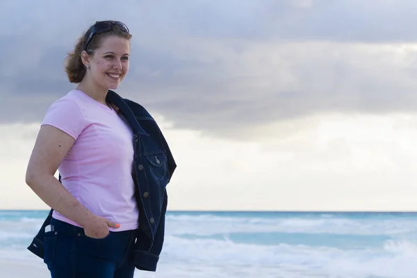 Jonge vrouw — Stockfoto