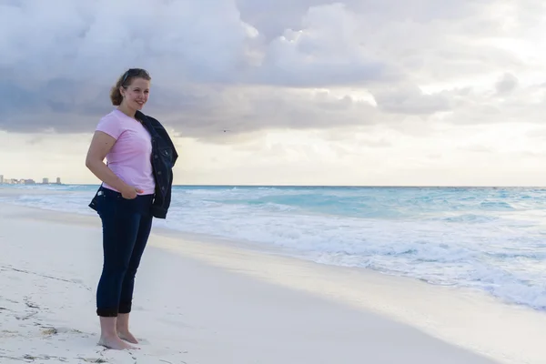 Jonge vrouw — Stockfoto