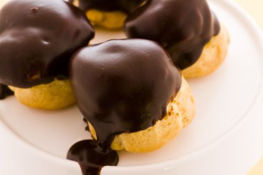 siyah arka plan üzerine izole nar