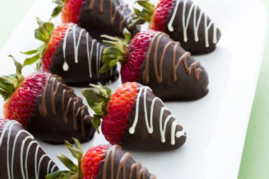 siyah arka plan üzerine izole nar