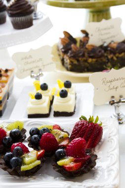 siyah arka plan üzerine izole nar